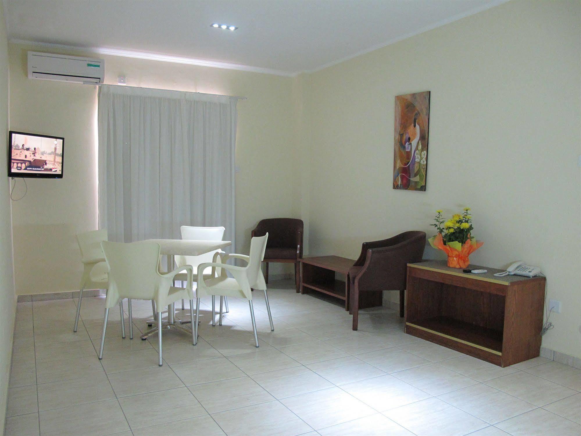 Mackenzie Beach Hotel Lárnaca Habitación foto